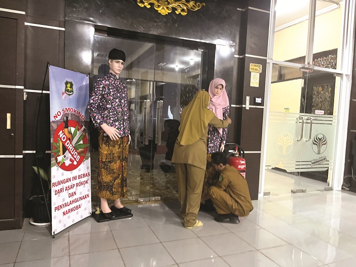 LESTARIKAN BUDAYA: Pegawai memajang seragam batik ASN di kantor Pemkab Sumenep pada Selasa (30/12/2025). (MOH. IQBAL/JPRM)