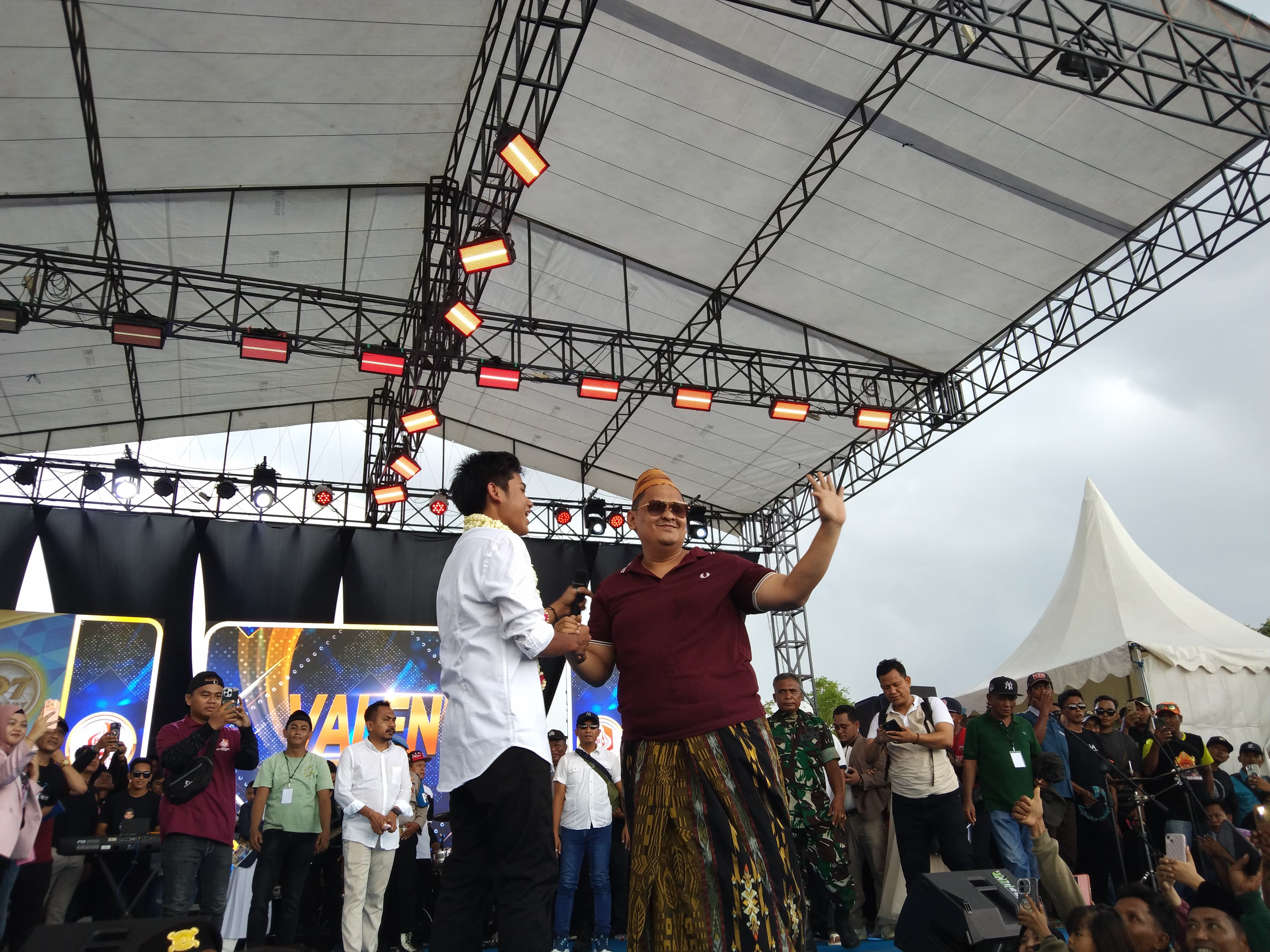 PULANG KAMPUNG: Valen DA7 bersama Direktur PT BM Group Haji Her saat konser di SGMRP Pamekasan, Kamis (1/1).