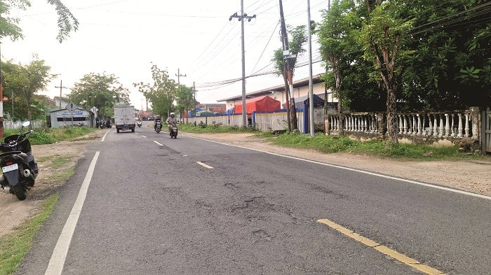 BERLUBANG: Warga berkendara di ruas jalan nasional di Kecamatan Kalianget, Sumenep, Kamis (1/1). (MOH. IQBAL/JPRM)