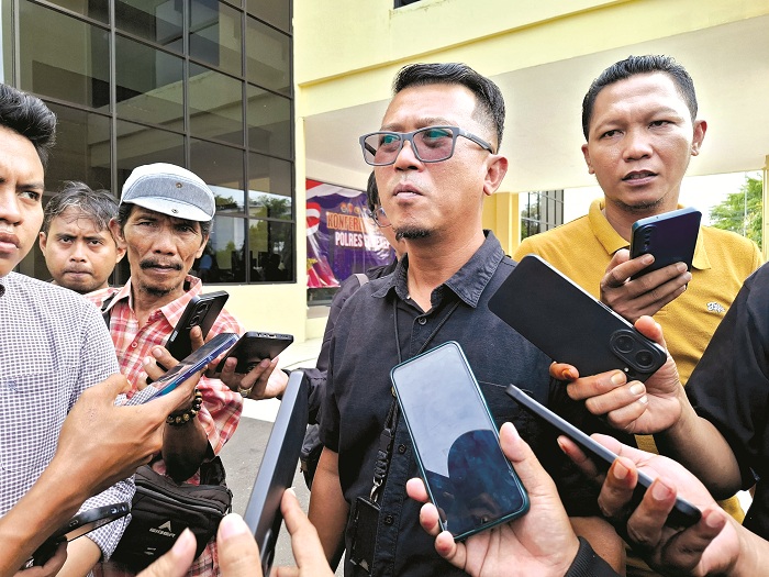 FOKUS: Kasatreskrim Polres Sumenep AKP Agus Rusdyanto saat diwawancarai oleh awak media di Mapolres Sumenep, Senin (15/12/2025). (MOH. LATIF/JPRM)