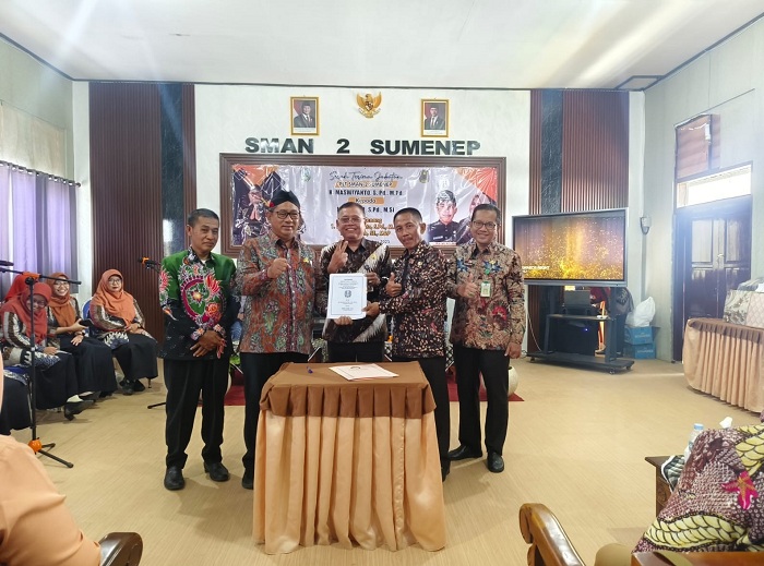 AKRAB: Budi Sulistyo menyaksikan sertijab Kepala SMAN 2 Sumenep dari H Maswiyanto, S.Pd., M.Pd kepada Plt kepala sekolah baru Moh. Tahir, S.Pd., M.Si (empat dari kiri), Rabu (31/12/2025).