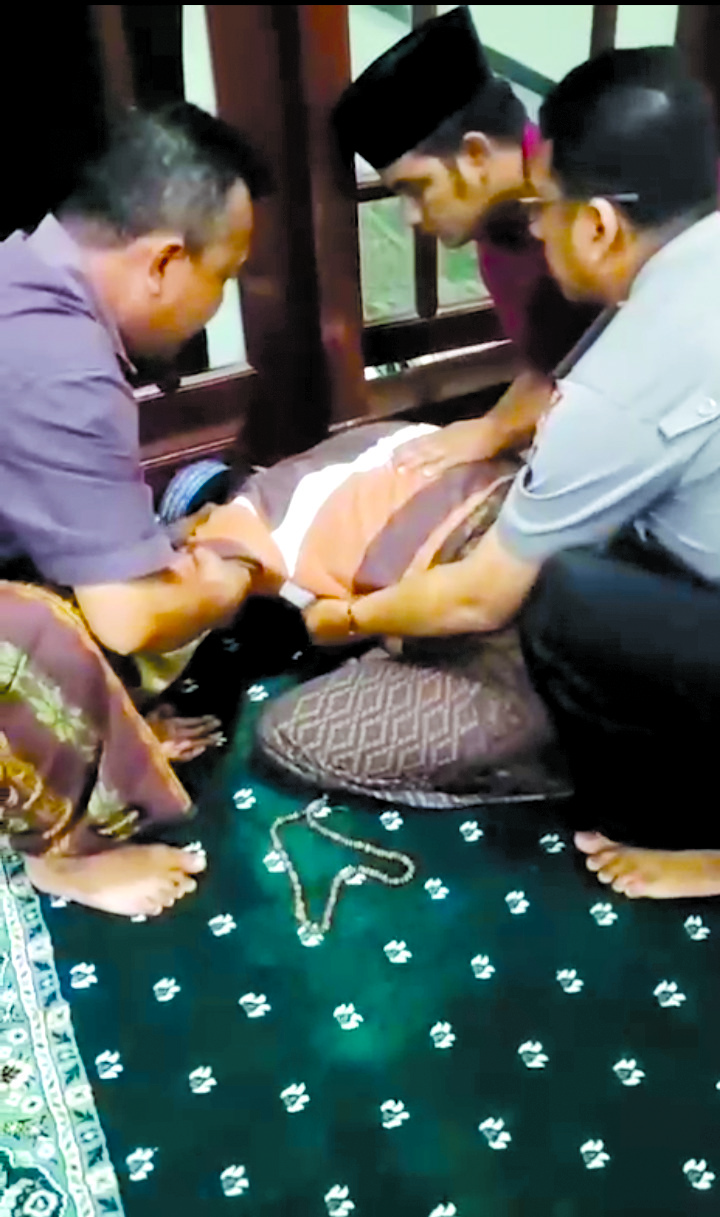 TEWAS: Anggota Polsek Kedungdung dan warga mengecek korban yang meninggal di dalam Masjid Al-Ashar, Dusun Lenteng, Desa Moktesareh, Kedungdung, Sampang, Kamis (1/1) sore. (HUMAS POLRES UNTUK JPRM)