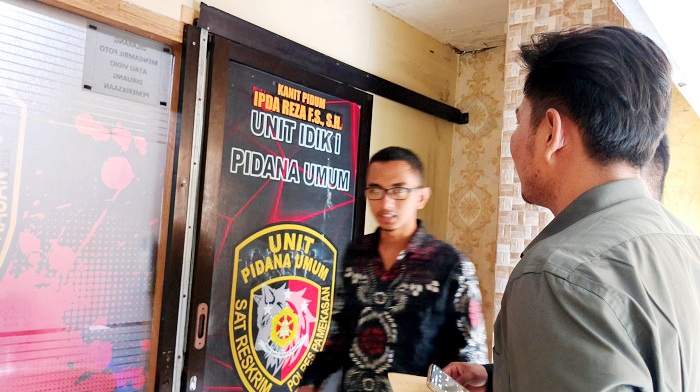 PENUHI PANGGILAN: Pelapor masuk ke ruang Unit Pidum Satreskrim Polres Pamekasan Jumat (6/6/2025). (ACH. FAISOL ADI RAHMAN UNTUK JPRM)