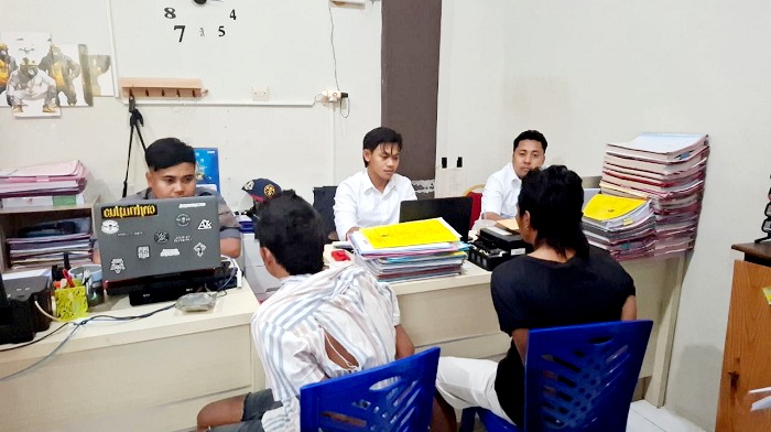 TAK BERKUTIK: Dua pelaku curanmor saat diinterogasi di ruang Satreskrim Polres Sampang, Rabu (31/12/2025). (HUMAS POLRES UNTUK JPRM)