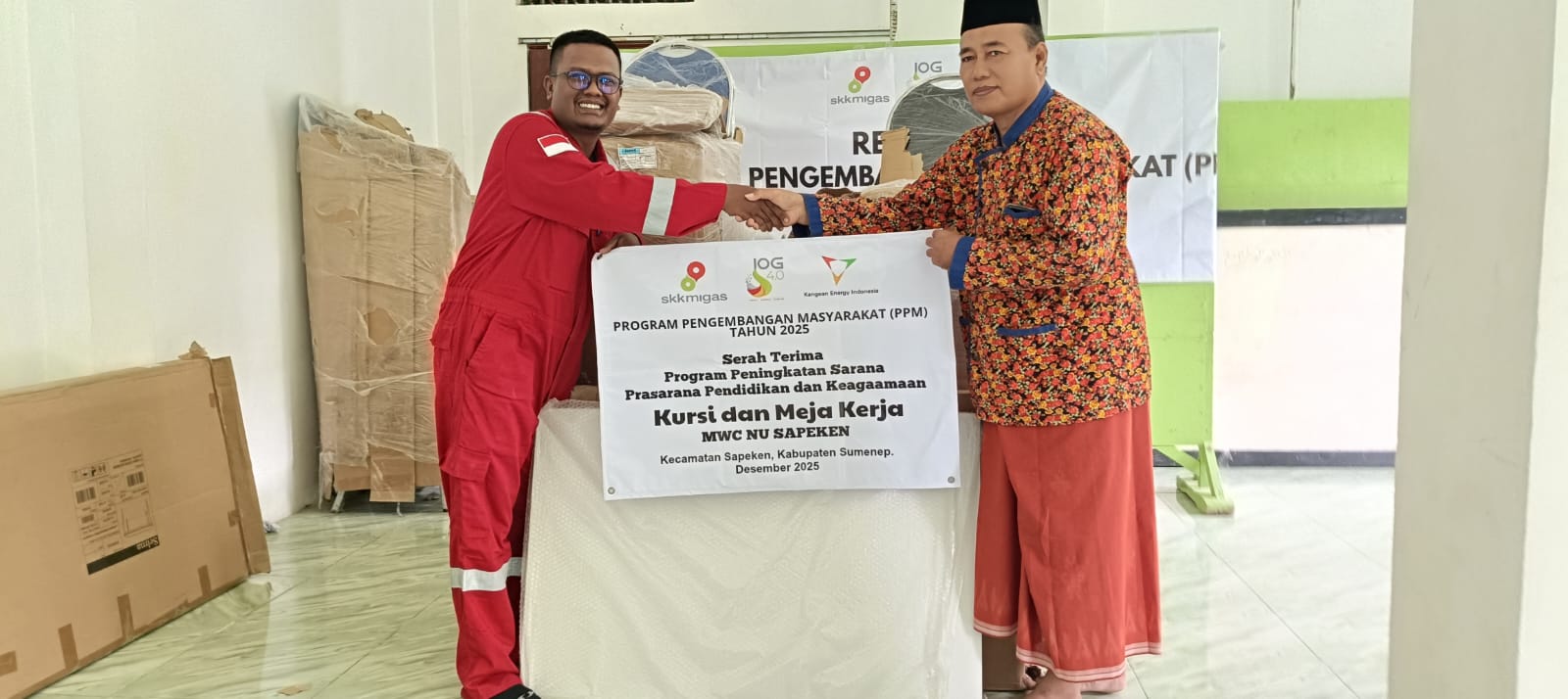 PENDIDIKAN DAN KEAGAMAAN: Perwakilan KEI Fajrullah (kiri) menyerahkan PPM berupa meja dan kursi kerja kepada Ketua MWCNU Sapeken Atmuni Sucipto di aula Pondok Pesantren Nurul Amien, Rabu (10/12).
