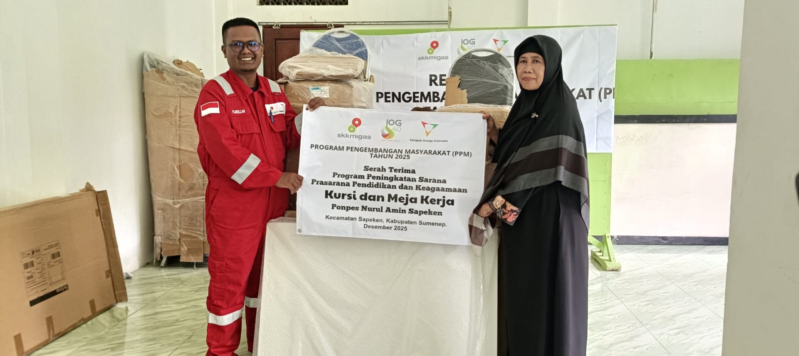 PEDULI PESANTREN: Perwakilan KEI Fajrullah (kiri) menyerahkan PPM berupa meja dan kursi kerja untuk Pondok Pesantren Nurul Amien di Desa/Kecamatan Sapeken, Rabu (10/12).