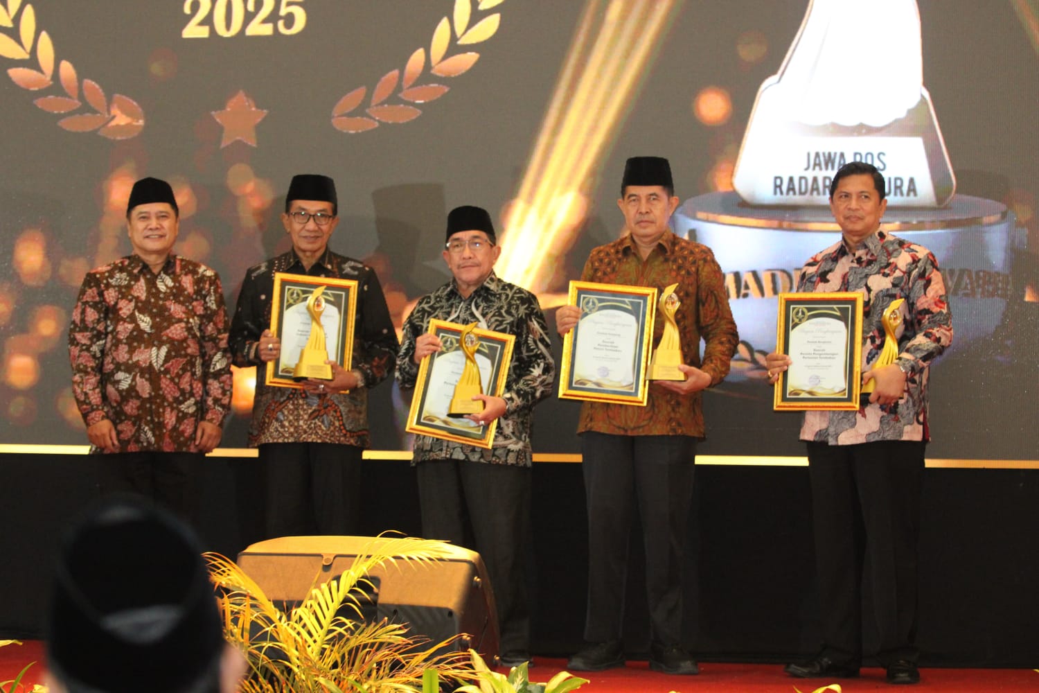 BERKELANJUTAN: Direktur JPRM Abdul Aziz berfoto bersama usai menganugerahi pemerintah daerah di empat kabupaten Madura pada ajang Madura Awards 2025.