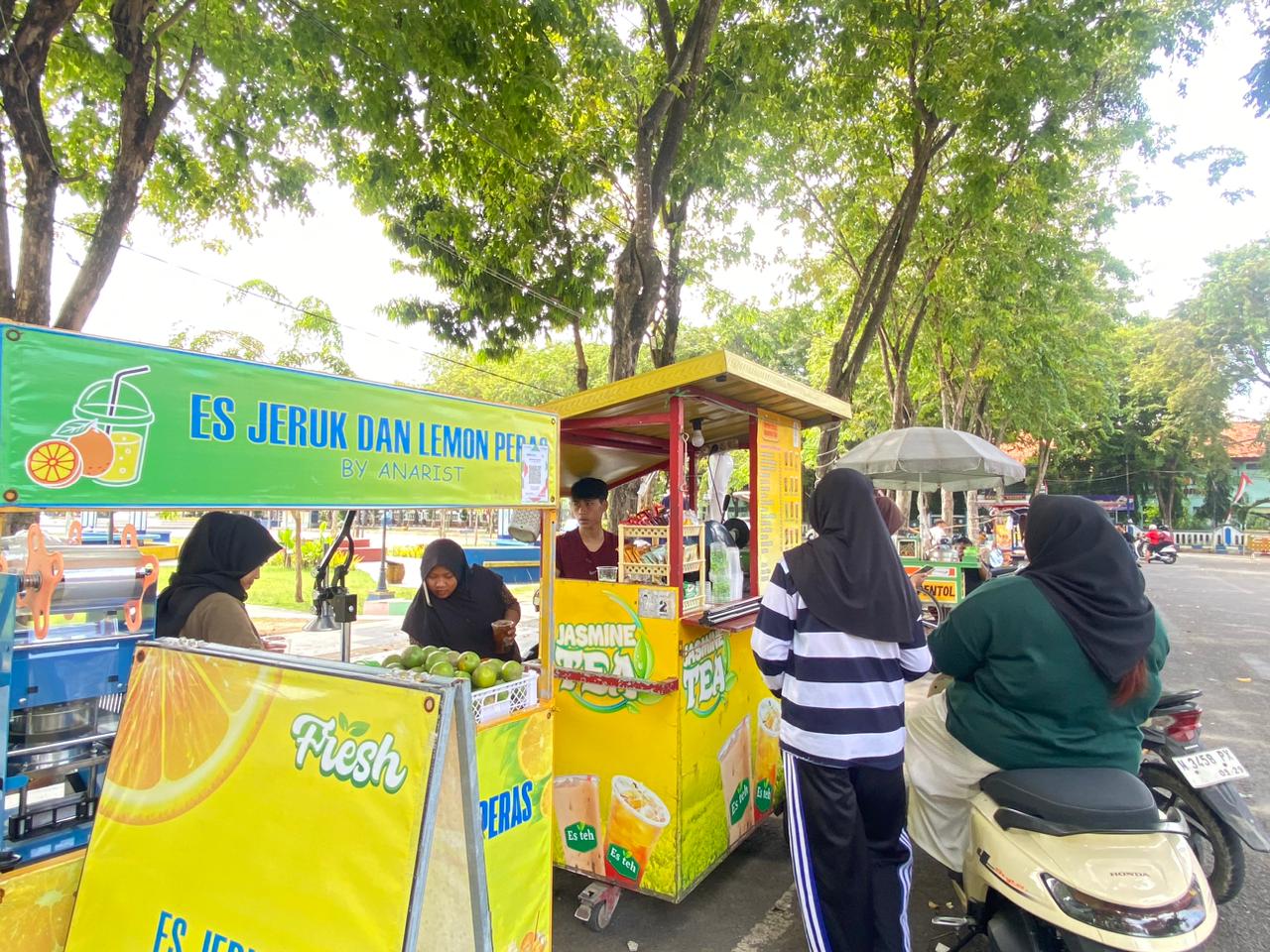KESEJAHTERAAN: Pedagang saat melayani pembeli di area Alun-Alun Trunojoyo Selasa (30/12/2025).