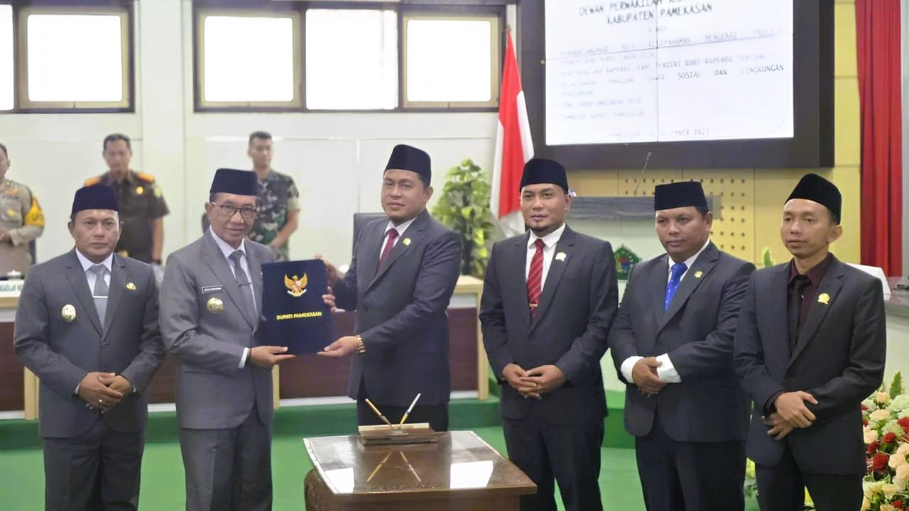 KOMITMEN: Bupati Pamekasan KH Kholilurrahman didampingi Wabup Sukriyanto bersama pimpinan dan anggota DPRD Pamekasan mengesahkan APBD 2026, Selasa (30/12/2025). (M. KHOLIL RAMLI/JPRM)&nbsp;