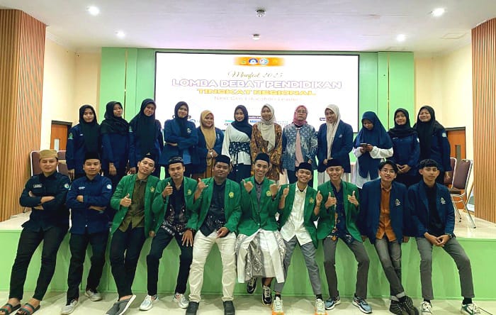 SEMANGAT: Panitia Anniversary XI MPI dan Manfest berfoto bersama usai lomba debat, Senin (15/12/2025). (MPI UIN MADURA UNTUK JPRM)