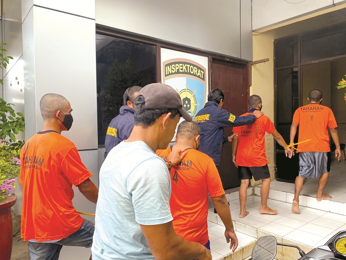 DIRINGKUS: Polisi menggiring sejumlah pelaku tindak pidana ke sel tahanan, Senin (29/12/2025). (MOH. IQBAL AFGANI/JPRM)
