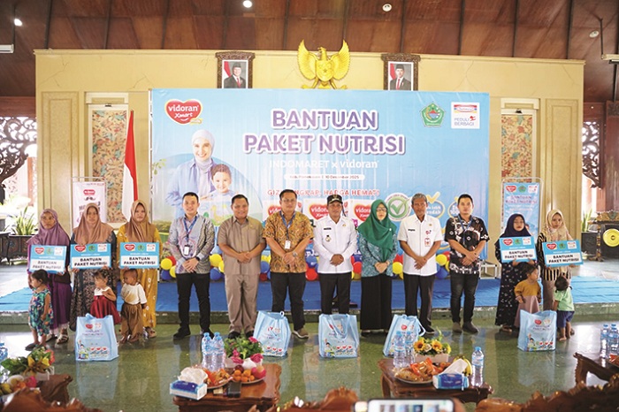 PEDULI: Branch Manager PT Indomarco Prismatama Cabang Gresik Williandi Sitepu dan tim berfoto bersama Wabup Pamekasan Sukriyanto di Mandhapa Agung Ronggosukowati, Rabu (10/12/2025).