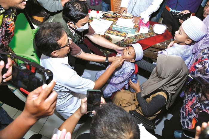 TURUN LANGSUNG: Menteri Kesehatan RI Budi Gunadi Sadikin mengecek kondisi siswa TK Qurrata A&rsquo;yun di Desa Marengan Daya, Kecamatan Kota Sumenep, Kamis (28/8/2025). (PROKOPIM UNTUK JPRM)