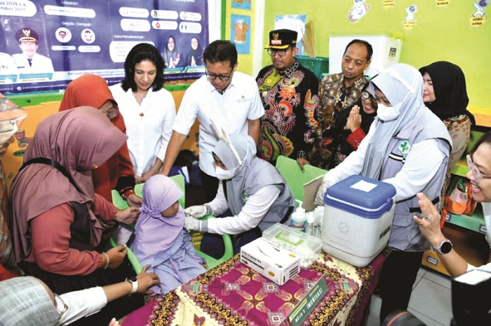TURUN LANGSUNG: Menteri Kesehatan RI Budi Gunadi Sadikin langsung proses vaksinasi di TK Qurrota A&rsquo;yun di Desa Marengan Daya, Kecamatan Kota Sumenep, Kamis (28/8/2025). (PROKOPIM UNTUK JPRM)
