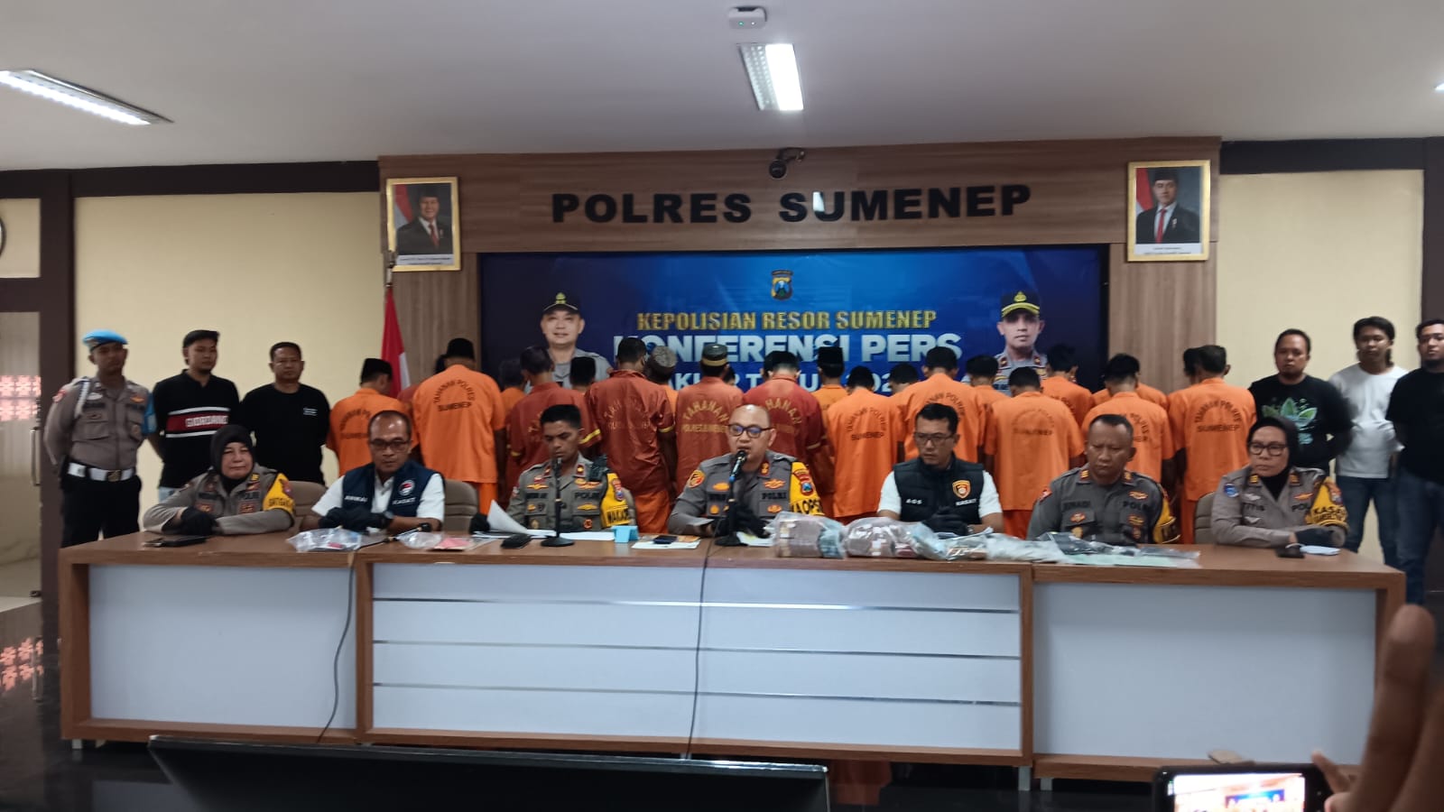 TERTUNDUK: Polres Sumenep saat merilis kasus disaksikan para tahanan di Aula Sanika Satyawada Mapolres Sumenep, Senin (29/12).