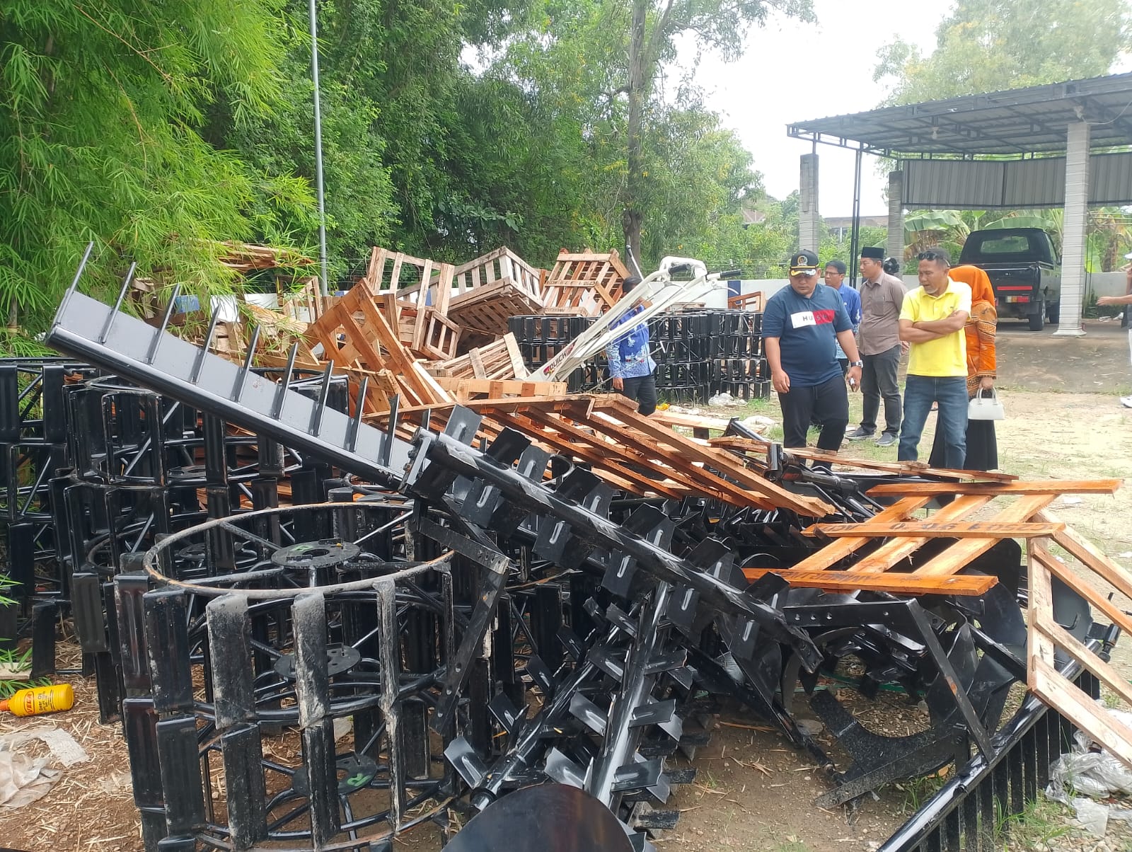 KECOLONGAN: Anggoa Komisi II DPRD Sampang dan pegawai Disperta KP Sampang mengecek hand tractor yang tersisa kerangka karena mesinnya dicuri.