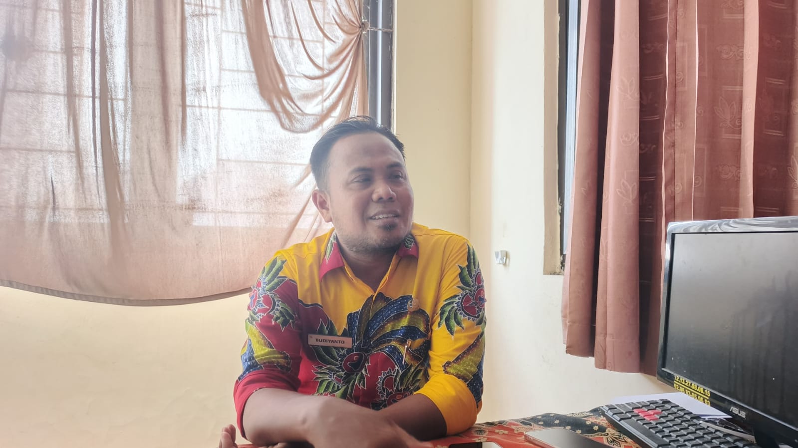 PAPARAN: Kasi GTK SD Dispendik Sumenep Budiyanto saat ditemui di ruangannya, Kamis (4/12/2025).
