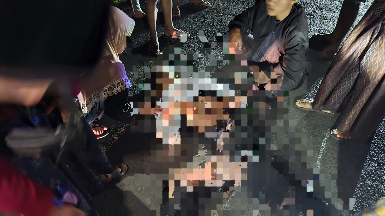 RAWAN: Sejumlah warga mengerumuni korban kecelakaan di Jalan Gapura Sumenep pada Sabtu (13/12) malam.