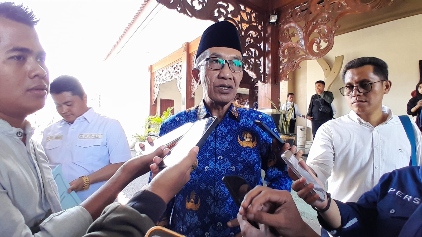 PUNYA RENCANA: Bupati Pamekasan KH Kholilurrahman diwawancara insan pers di Mandhapa Agung Ronggosukowati, Rabu (17/12/2025).
