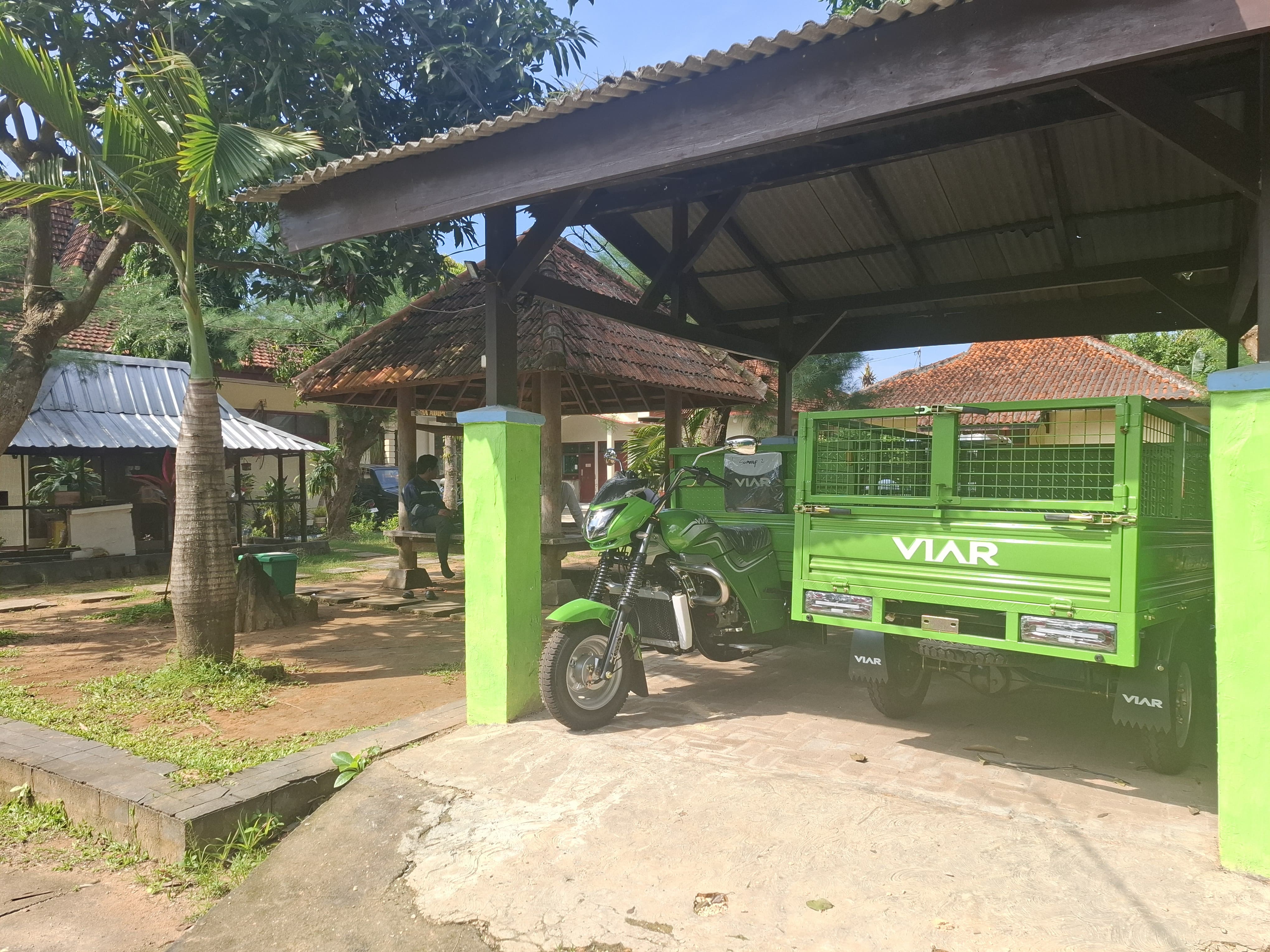 DIPARKIR: Sejumlah kendaraan roda tiga masih terparkir rapi di kantor DLH Sumenep.