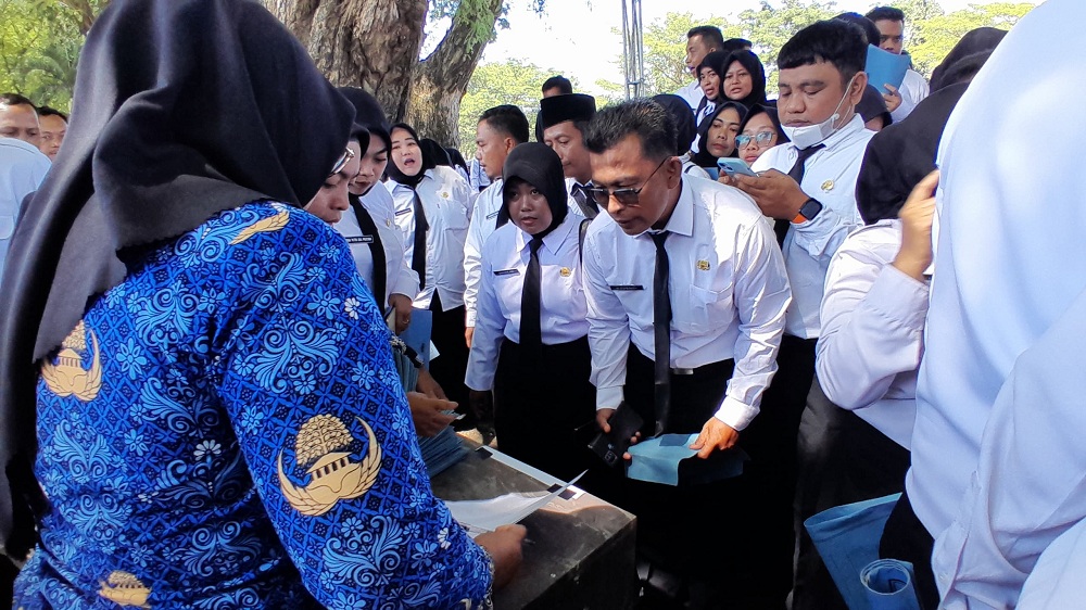ABDI NEGARA: ASN PPPK Paro Waktu antre mengambil SK usai mengikuti proses pelantikan di Lapangan Nagara Bhakti Pamekasan, Rabu (17/12).