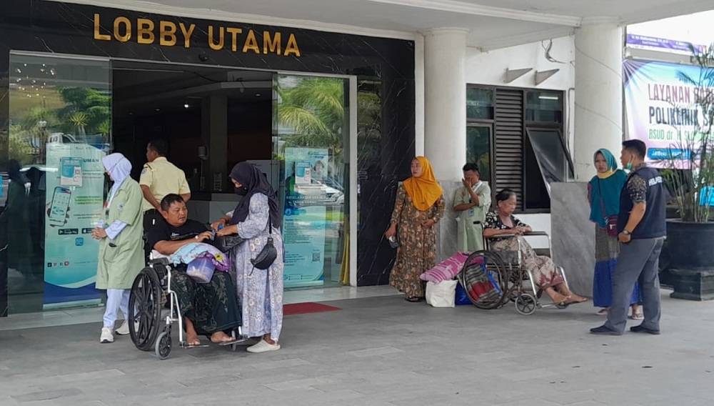 FASKES: Sejumlah warga sedang berada di lobi utama RSUD Smart Pamekasan, Sabtu (3/1).