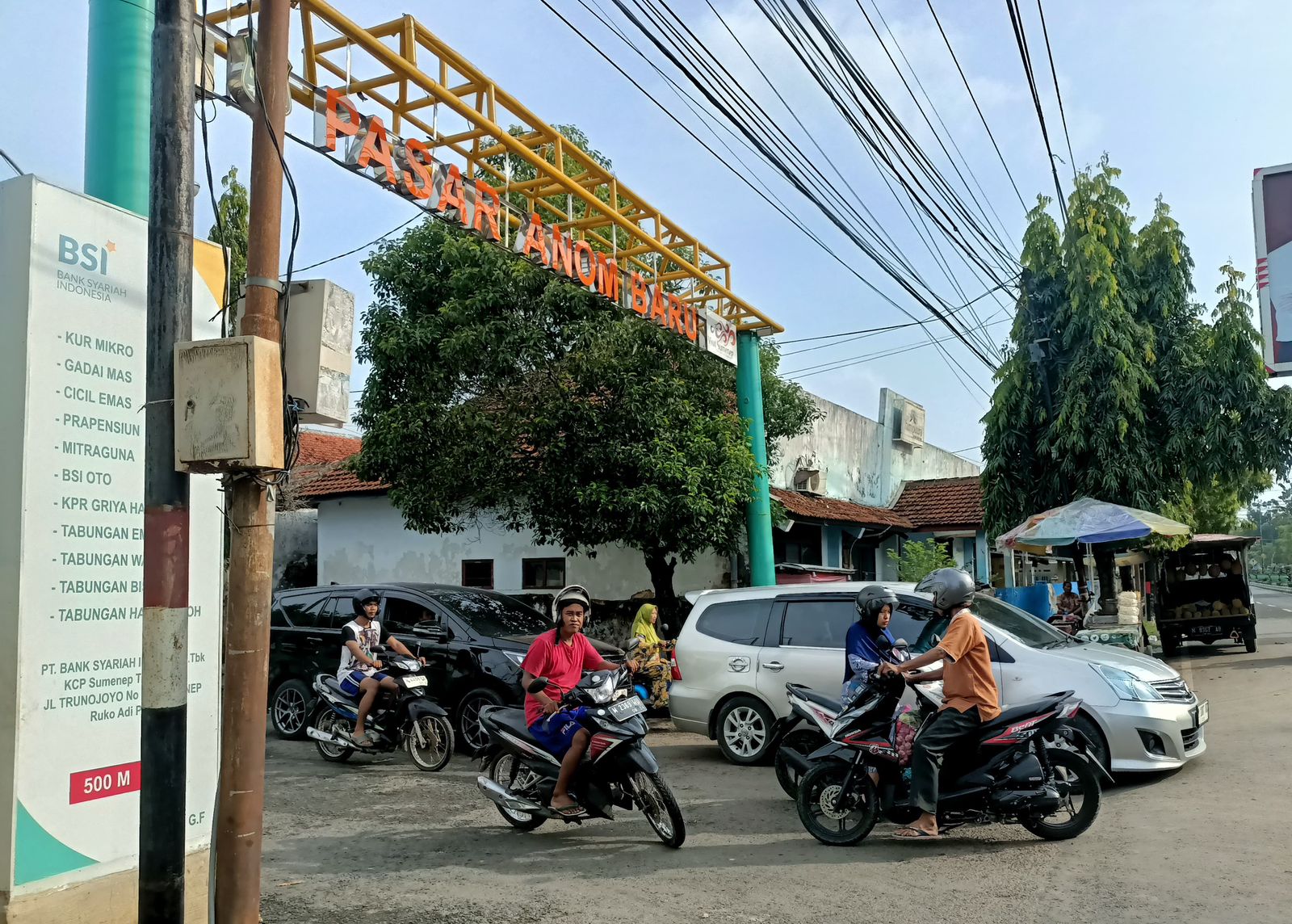 PUSAT PEREKONOMIAN: Warga sedang beraktivitas di Pasar Anom yang berlokasi di Desa Kolor, Kecamatan Kota Sumenep
