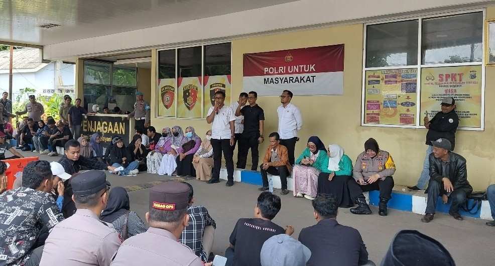 BERORASI: Sejumlah aktivis pelindung perempuan dan anak saat melakukan aksi di Mapolres Sumenep, Senin (29/12).