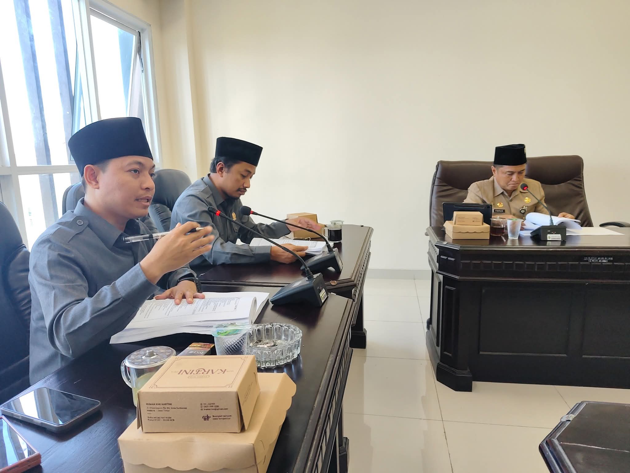 FOKUS: Ketua Bapemperda DPRD Sumenep Hosnan saat mengikuti rapat di kantornya beberapa waktu lalu.