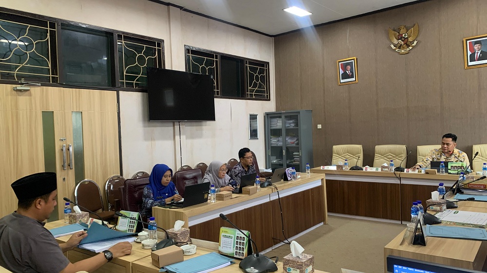WAKIL RAKYAT: Anggota Komisi IV DPRD Pamekasan Abd. Rasyid Fansari saat melakukan evaluasi layanan kesehatan, Desember 2025.