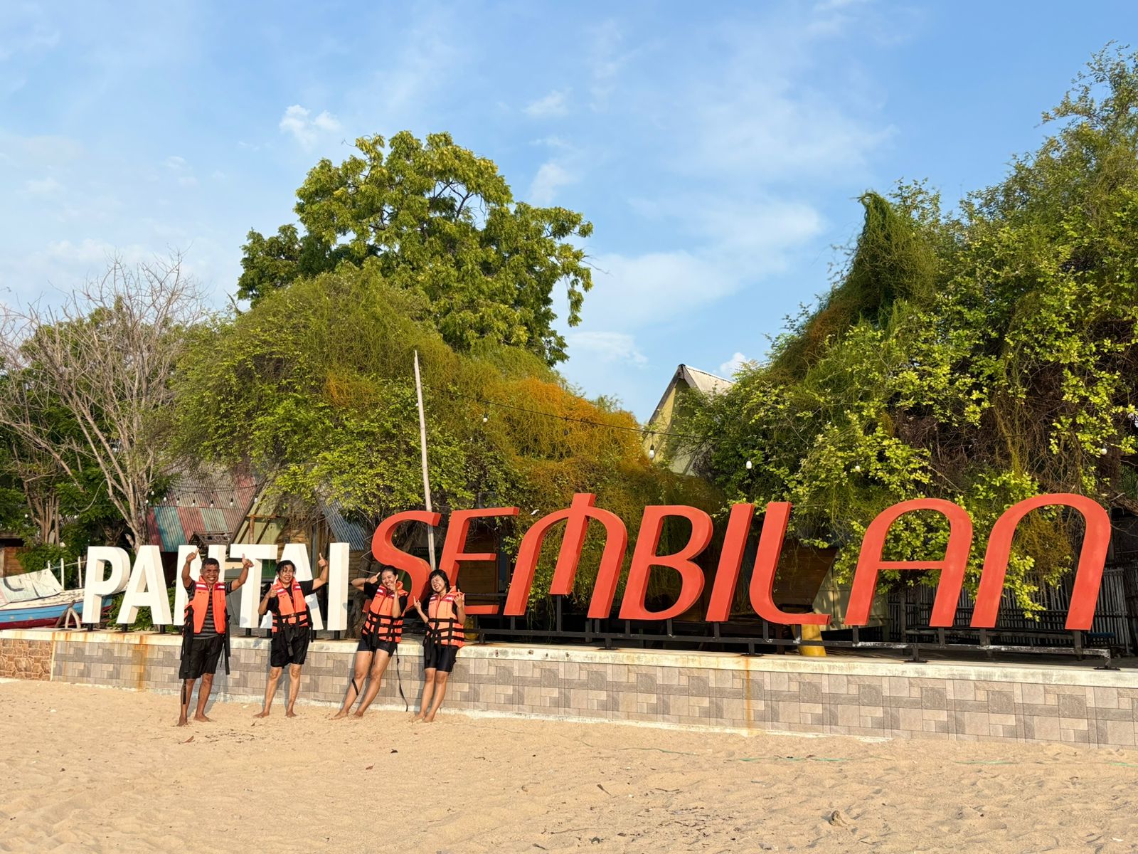 PANORAMA: Sejumlah wisatawan tengah menikmati pemandangan di Pantai Sembilan, Kecamatan Gili Genting, Sumenep.