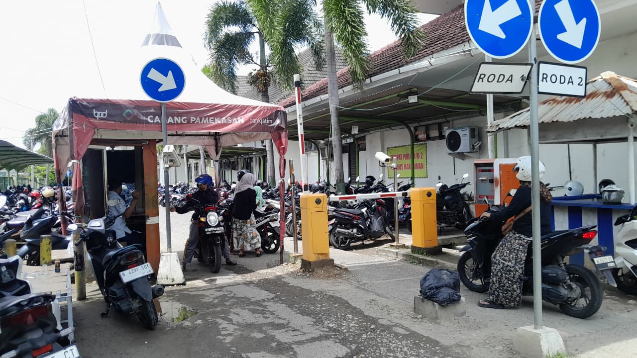 SUMBER PAD: Pengemudi sepeda motor sedang membayar retribusi parkir di RSUD Smart Pamekasan, Sabtu (3/1).