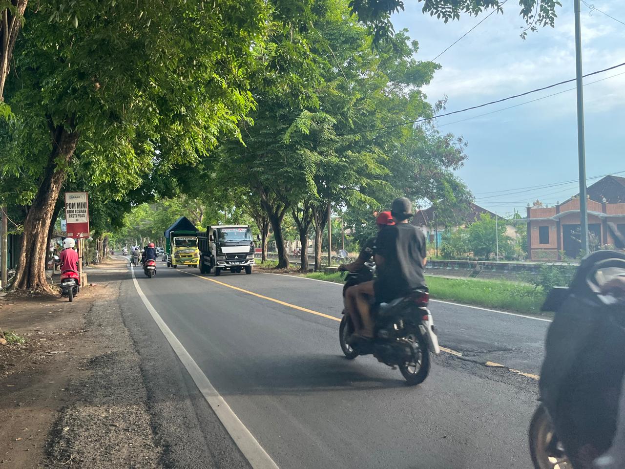 MELANGGAR: Pengendara sepeda motor terlihat tidak mengenakan helm saat sedang melintas di Desa Pabian, Kecamatan Kota Sumenep, Minggu (4/01).