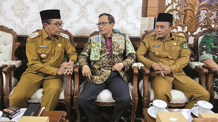 BERBINCANG: Bupati Pamekasan KH Kholilurrahman didampingi Wabup Sukriyanto menyambut Mahfud MD pada acara pidato kebangsaan di Peringgitan Dalam Pendopo Ronggosukowati Senin (5/1).