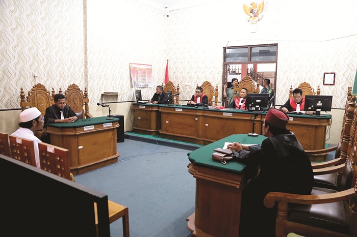 TERTUTUP: Terdakwa Moh. Sahnan saat menjalani proses persidangan di Pengadilan Negeri Sumenep, Selasa (9/12/2025). (HUMAS PN SUMENEP UNTUK JPRM)