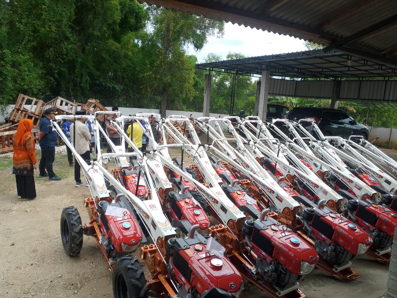 SIDAK: Komisi II DPRD Sampang mengecek hand tractor yang tidak disalurkan di halaman belakang kantor Disperta KP Sampang, Jumat (2/1). (UBAIDILLAHIR RAIE/JPRM)