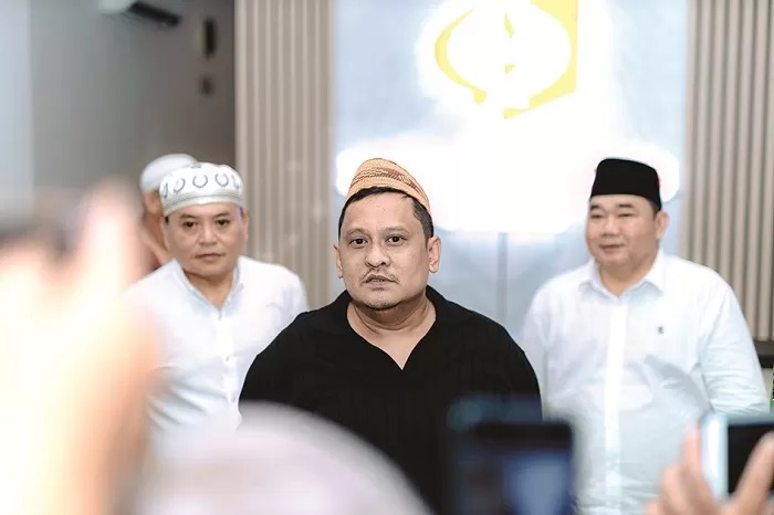 INGATKAN MASYARAKAT: CEO PT Bawang Mas Group Khairul Umam berada di gudang miliknya di Pamekasan. (DOK JPRM)