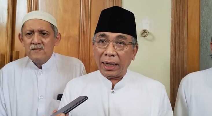 BERHARAP BERKAH: Ketua Umum PBNU KH Yahya Cholil Staquf didampingi KH Imam Buchori menghadiri Napak Tilas Isyaroh Pendirian NU di Ponpes Syaikhona Muhammad Kholil Bangkalan, Minggu (4/1).