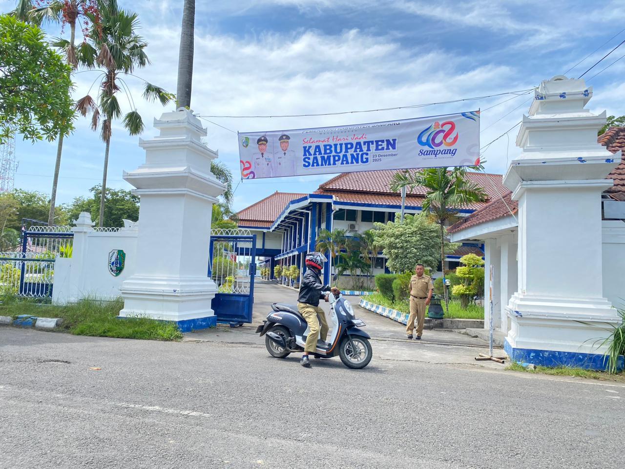 KEPEGAWAIAN: ASN saat berada di sekitar kantor pemkab, Senin (29/12/25).