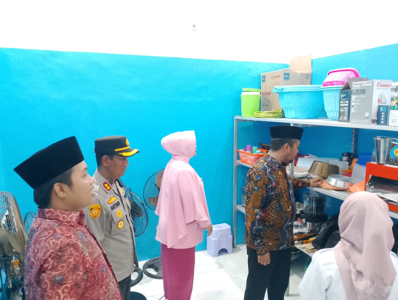 BEROPERASI: Wabup  bersama Kapolres dan Ketua DPRD Sampang saat mengecek kesiapan SPPG Kumala Bhayangkari saat launching, Jumat (24/10/2025).