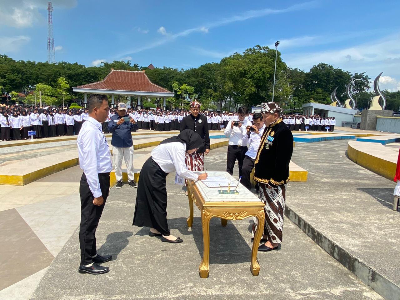 ASN: PPPK paro waktu saat dilantik di Alun-alun Trunojoyo, Sampang, Selasa (23/12/2025).