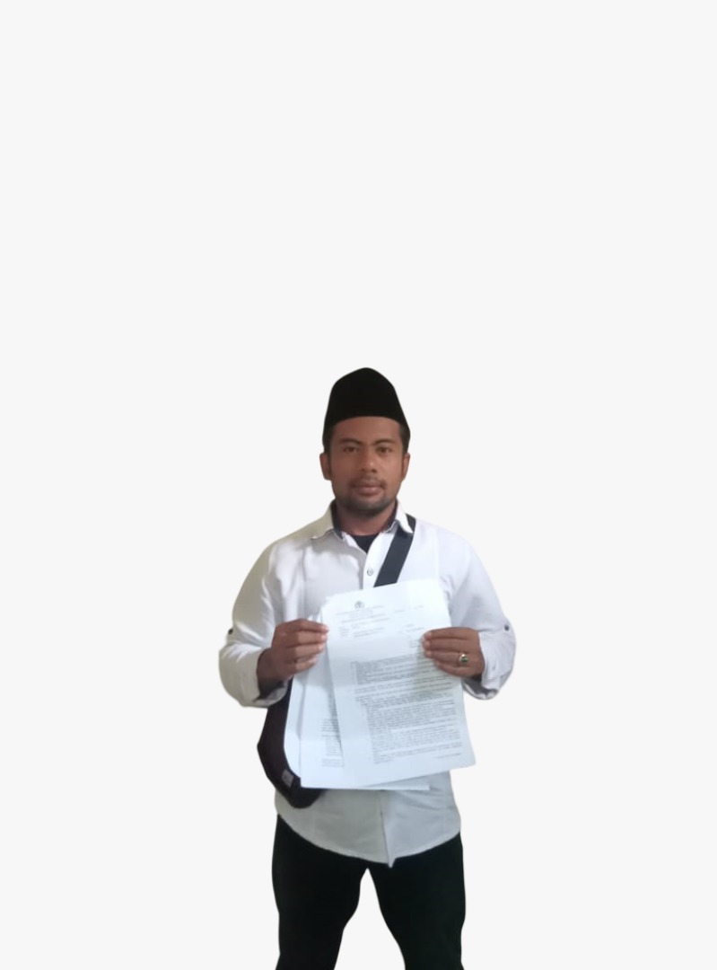 MINTA KEADILAN: Pelapor penganiayaan, Suherman, menunjukkan berkas laporannya Selasa (26/8/25). (SUHERMAN UNTUK JPRM)