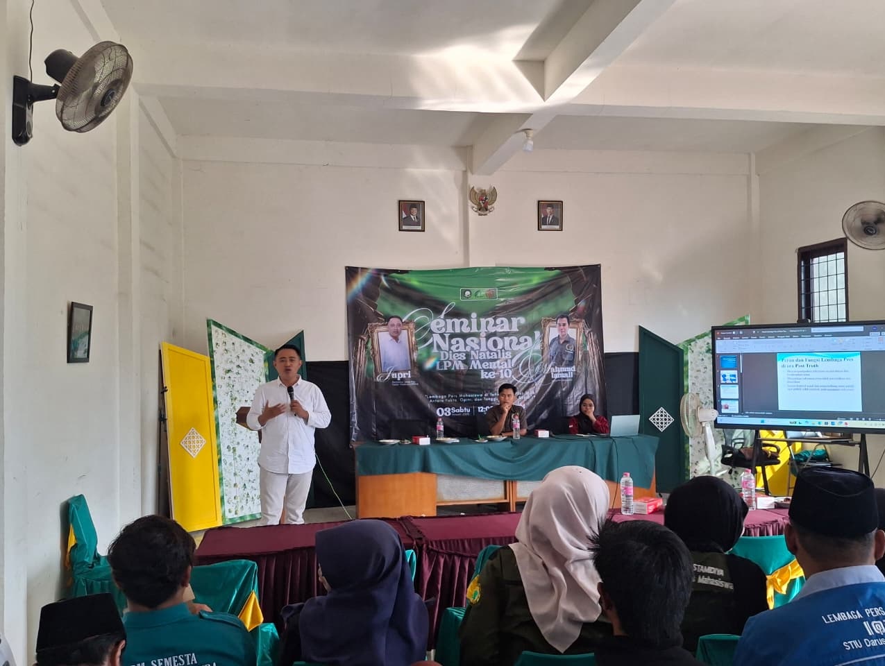 LUGAS: Redaktur JPRM Jupri memaparkan materi dalam kegiatan seminar nasional di Instiba, Sabtu (3/1). (LPM MENTAL UNTUK JPRM)
