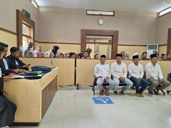BANGKU TERDAKWA: Para terdakwa mengikuti sidang pembuktian di Pengadilan Negeri Pamekasan, Selasa, 23 Desember 2025. (MOH. IQBAL AFGANI/JPRM)