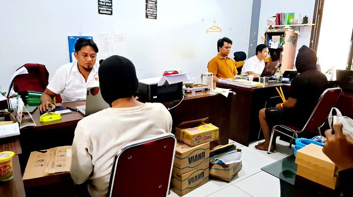 DIBORGOL: Dua tersangka curanmor diperiksa Penyidik Satreskrim Polres Sampang Senin (5/1). (HUMAS POLRES UNTUK JPRM)