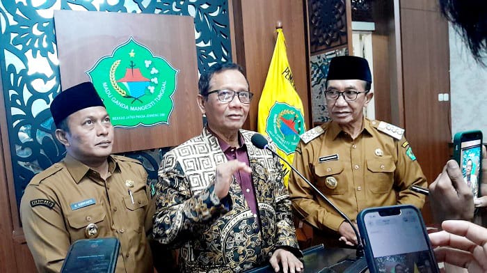 BERSAMA: Anggota Komisi Reformasi Polri Mahfud MD didampingi Bupati Pamekasan KH Kholilurrahman dan Wabup Sukriyanto pada sesi wawancara di Peringgitan Dalam Pendopo Ronggosukowati Senin (5/1).