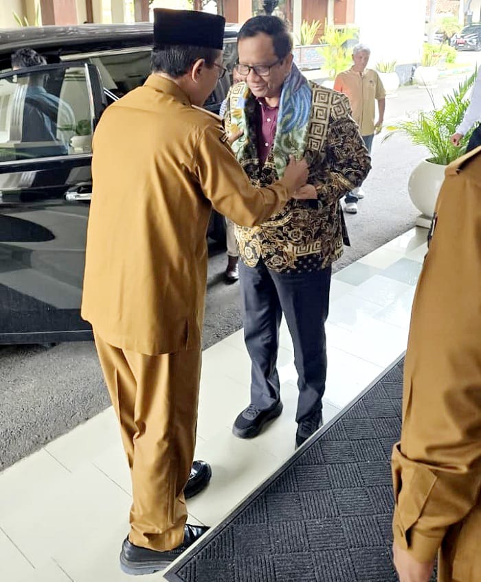 RAMAH: Bupati Pamekasan KH Kholilurrahman menyambut kedatangan Mahfud MD di Peringgitan Dalam Pendopo Ronggosukowati Senin (5/1). (M. KHOLIL RAMLI/JPRM)