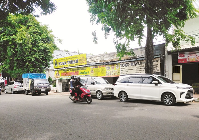LENGANG: Kendaraan di parkir di Jalan KH Mohammad Kholil, Bangkalan, Senin (5/1). (VIVIN AGUSTIN HARTONO/JPRM)