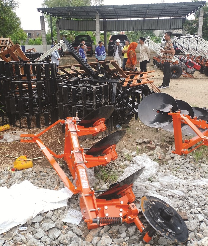 TKP: Anggota DPRD Sampang didampingi Kepala Disperta KP Sampang Suyono mengecek mesin hand tractor yang dicuri maling, Jumat (2/1). (UBAIDILLAHIR RAIE/JPRM)