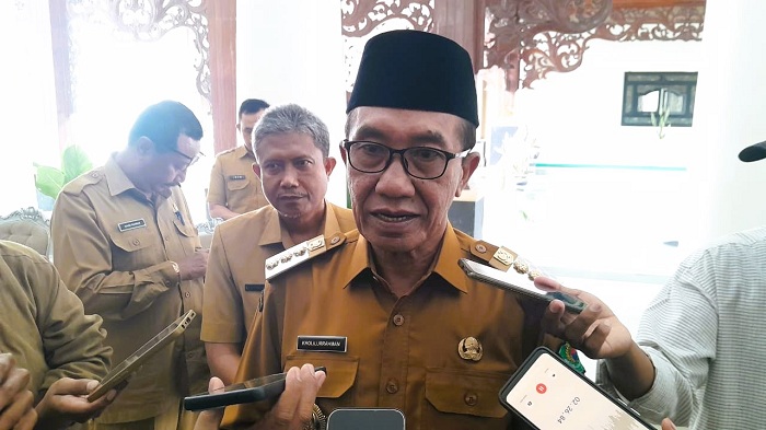 TEGAS: Bupati Pamekasan KH Kholilurrahman saat melakukan doorstop dengan awak media di Peringgitan Dalam Pendopo Ronggosukowati, Senin (5/1). (M. KHOLIL RAMLI/JPRM)